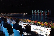 생동감크루가  3일 서울 중구 신라호텔에서 열린 ‘2024 한-아프리카 정상회의 환영 만찬’에서 한국 전통 북을 활용한 용고와 첨단 디지털 기술의 융합으로 만들어 낸 공연을 펼치고 있다. 