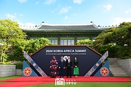 윤석열 대통령과 김건희 여사가 3일 서울 중구 신라호텔에서 열린 ‘2024 한-아프리카 정상회의 환영 만찬’에 앞서 아프리카연합(AU) 의장국 무함마드 울드 가주아니(Mohamed Ould Ghazouani) 모리타니아 대통령과 마리암 모하메드 파델 울드 다 여사를 맞이한 뒤 기념 촬영을 하고 있다. 