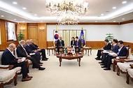 한덕수 국무총리가 3일 서울 종로구 정부서울청사에서 무사 알 코니(Mossa Al Kouni) 리비아 대통령위원회 부위원장과 회담하고 있다.