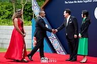 윤석열 대통령과 김건희 여사가 3일 서울 중구 신라호텔에서 열린 ‘2024 한-아프리카 정상회의 환영 만찬’에 앞서 사울로스 클라우스 칠리마(Saulos Klaus Chilima) 말라위 부통령, 메리 응하마냐쥐 칠리마(Mary Nkhamanyachi Chilima) 여사를 영접하며 인사하고 있다. 