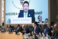 윤석열 대통령이 4일 경기도 일산 한-아프리카 정상회의장에서 열린 ‘2024 한-아프리카 정상회의’ 개회식에서 개회사를 하고 있다.