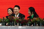 윤석열 대통령과 김건희 여사가 3일 서울 중구 신라호텔에서 열린 ‘2024 한-아프리카 정상회의 환영 만찬’에 참석해 문화 공연을 관람하고 있다.