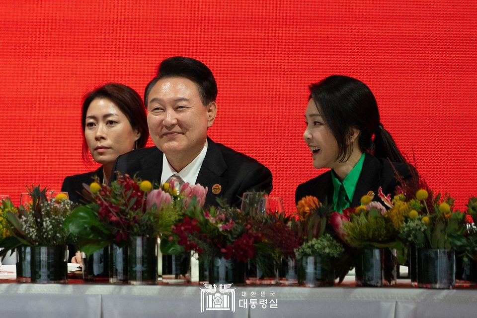 윤석열 대통령과 김건희 여사가 3일 서울 중구 신라호텔에서 열린 ‘2024 한-아프리카 정상회의 환영 만찬’에 참석해 문화 공연을 관람하고 있다.