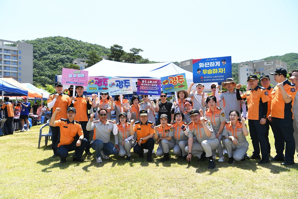 남화영 소방청장이 3일 충남 공주시 중앙소방학교에서 열린 ‘제37회 전국소방기술경연대회’에 참석해 시도 선수단을 격려하고 기념 촬영을 하고 있다.