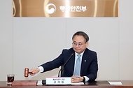 고기동 행정안전부 차관이 3일 세종특별자치시 정부세종청사 중앙동 대회의실에서 열린 ‘제8기 지방공기업정책위원회 위촉식’에 참석해 개회선언을 하고 있다.