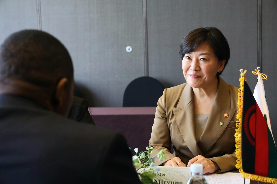 송미령 농림축산식품부 장관이 5일 서울에서 한-아프리카 정상회의를 계기로 방한한 사무엘 달릿소 카왈레(Samuel Dalitso Kawale) 말라위 농업부 장관을 만나 양국 농업 현안을 공유하고, 농업협력 확대 방안을 논의하고 있다.
