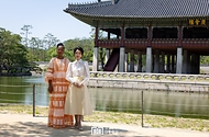 김건희 여사가 4일 서울 종로구 경복궁 경회루 앞에서 2024 한-아프리카 정상회의 배우자 친교 행사로 파티마 마다 비오(Fatima Maada Bio) 시에라리온 정상 배우자와 차담 뒤 기념 촬영을 하고 있다. 
