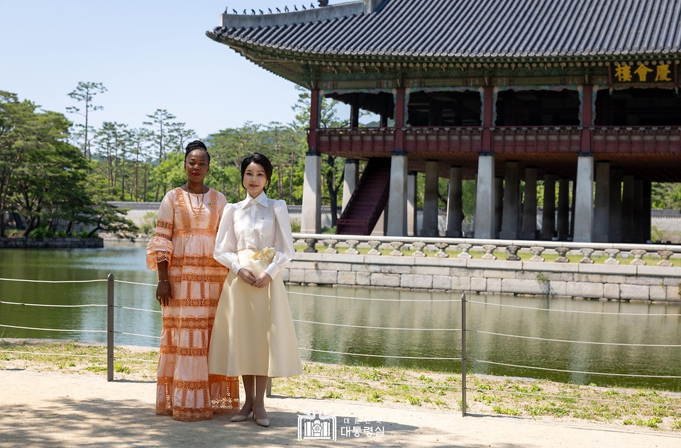 김건희 여사가 4일 서울 종로구 경복궁 경회루 앞에서 2024 한-아프리카 정상회의 배우자 친교 행사로 파티마 마다 비오(Fatima Maada Bio) 시에라리온 정상 배우자와 차담 뒤 기념 촬영을 하고 있다. 