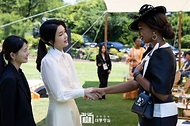 김건희 여사가 4일 서울 청와대 녹지원에서 열린 2024 한-아프리카 정상회의 배우자 친교 행사에서 문화 공연 관람 뒤 말라위의 메리 응하마냐쥐 칠리마 여사와 인사하고 있다. 