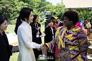 김건희 여사가 4일 서울 청와대 녹지원에서 열린 2024 한-아프리카 정상회의 배우자 친교 행사에서 문화 공연 관람 뒤 모잠비크 이자우라 공살루 페하옹 뉴지 여사와 인사하고 있다. 
