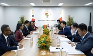 윤석열 대통령이 4일 경기도 고양시 킨텍스에서 안드리 니리나 라주엘리나(Andry Nirina Rajoelina) 마다가스카르 대통령과 ‘한-마다가스카르 정상회담’을 하고 있다. 