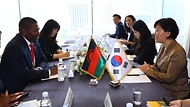 송미령 농림축산식품부 장관이 5일 서울에서 한-아프리카 정상회의를 계기로 방한한 사무엘 달릿소 카왈레(Samuel Dalitso Kawale) 말라위 농업부 장관을 만나 양국 농업 현안을 공유하고, 농업협력 확대 방안을 논의하고 있다.