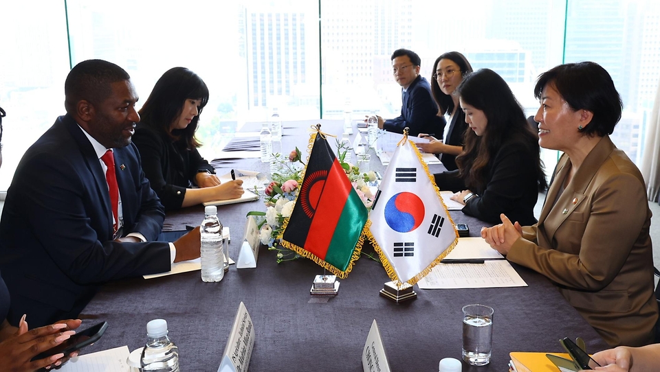 송미령 농림축산식품부 장관이 5일 서울에서 한-아프리카 정상회의를 계기로 방한한 사무엘 달릿소 카왈레(Samuel Dalitso Kawale) 말라위 농업부 장관을 만나 양국 농업 현안을 공유하고, 농업협력 확대 방안을 논의하고 있다.