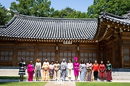 김건희 여사가 4일 청와대에서 한-아프리카 정상회의 배우자 프로그램을 주최했다. 
행사는 한-아프리카 정상회의 차 방한한 13개 국가의 정상급 배우자들을 초청해 한국의 전통문화를 알리고 교류를 이어가기 위해 마련됐다. <br>
이날 청와대 상춘재에서 열린 오찬에서 김건희 여사가 참석자들과 기념촬영을 하고 있다. 