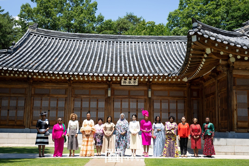 김건희 여사가 4일 청와대에서 한-아프리카 정상회의 배우자 프로그램을 주최했다. 
행사는 한-아프리카 정상회의 차 방한한 13개 국가의 정상급 배우자들을 초청해 한국의 전통문화를 알리고 교류를 이어가기 위해 마련됐다. <br>
이날 청와대 상춘재에서 열린 오찬에서 김건희 여사가 참석자들과 기념촬영을 하고 있다. 
