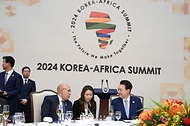 윤석열 대통령이 4일 한-아프리카 정상회의장에서 열린 ‘2024 한-아프리카 정상회의 오찬’에서 아프리카연합 의장인 모하메드 울드 셰이크 엘 가즈아니 모리타니아 대통령과 대화하고 있다. 