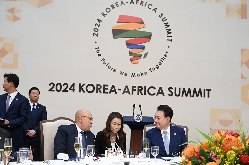 윤석열 대통령이 4일 한-아프리카 정상회의장에서 열린 ‘2024 한-아프리카 정상회의 오찬’에서 아프리카연합 의장인 모하메드 울드 셰이크 엘 가즈아니 모리타니아 대통령과 대화하고 있다. 