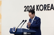 윤석열 대통령이 4일 한-아프리카 정상회의장에서 열린 ‘2024 한-아프리카 정상회의 오찬’에서 오찬사를 하며 박수치고 있다.