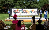 김건희 여사가 4일 서울 청와대 녹지원에서 열린 2024 한-아프리카 정상회의 배우자 친교 행사에서 참석자들과 함께 석창우 화백의 수묵 크로키 퍼포먼스 ‘사이클’ 공연을 관람하고 있다.