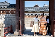 김건희 여사가 4일 서울 종로구 경복궁 경회루 일대에서 2024 한-아프리카 정상회의 배우자 친교 행사로 파티마 마다 비오 시에라리온 정상 배우자와 함께 차담 전 산책하며 경복궁 경회루에 대해 설명하고 있다.