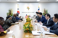 윤석열 대통령이 4일 경기도 고양시 킨텍스에서 조셉 뉴마 보아카이(Joseph Nyumah Boakai) 라이베리아 대통령과 ‘한-라이베리아 정상회담’을 하고 있다.