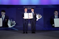 고기동 행정안전부 차관이 4일 세종시 정부세종컨벤션센터에서 열린 ‘2024 기록의 날 기념식’에 참석해 이영근 한국공학대학교 교수에게 근정포장을 전달 후 기념 촬영하고 있다.