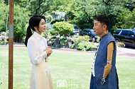 김건희 여사가 4일 서울 청와대 녹지원에서 열린 2024 한-아프리카 정상회의 배우자 친교 행사에서 참석자들과 함께 석창우 화백의 수묵 크로키 퍼포먼스 ‘사이클’ 공연을 관람한 뒤 석 화백에게 감사 인사를 하고 있다.
