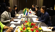 송미령 농림축산식품부 장관이 4일 서울에서 한-아프리카 정상회의를 계기로 방한한 헨리 무사 크파카(Henry Musa Kpaka) 시에라리온 농업식량안보부 장관과 면담하고 있다.