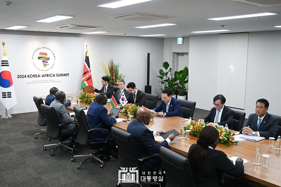 윤석열 대통령이 4일 경기도 고양시 킨텍스에서 윌리엄 사모에이 루토(William Samoei Ruto) 케냐 대통령과 ‘한-케냐 정상회담’을 하고 있다.
