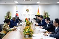윤석열 대통령이 4일 경기도 고양시 킨텍스에서 나나 아도 단콰 아쿠포아도(Nana Addo Dankwa Akufo-Addo) 가나 대통령과 ‘한-가나 정상회담’을 하고 있다.