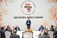 윤석열 대통령이 4일 한-아프리카 정상회의장에서 열린 ‘2024 한-아프리카 정상회의 오찬’에서 오찬사를 하고 있다. 