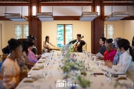 김건희 여사가 4일 서울 청와대 상춘재에서 열린 2024 한-아프리카 정상회의 배우자 오찬에서 첼로, 가야금 퓨전국악 연주 사전 공연을 관람하고 있다. 