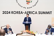 윤석열 대통령이 4일 한-아프리카 정상회의장에서 열린 ‘2024 한-아프리카 정상회의 오찬’에서 오찬사를 하고 있다. 
