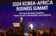 윤석열 대통령이 5일 서울 중구 롯데호텔에서 열린 ‘2024 한-아프리카 비즈니스 서밋 개회식’에서 기조연설을 하고 있다. 
