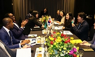 송미령 농림축산식품부 장관이 4일 서울에서 아킨우미 아데시나(Akinwumi Adesina) 아프리카개발은행(AfDB) 총재를 만나 책을 선물하고 있다.