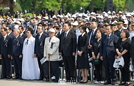 윤석열 대통령과 김건희 여사가 6일 서울 동작구 국립서울현충원에서 열린 ‘제69회 현충일 추념식’에서 애국가를 제창하고 있다.