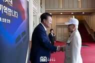 윤석열 대통령이 6일 청와대 영빈관에서 열린 국가유공자 및 보훈가족 초청 오찬에 참석한 국가유공자를 맞이하고 있다.