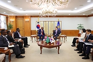 한덕수 국무총리가 5일 서울 종로구 정부서울청사에서 웸켈레 케베츠웨 메네(Wamkele Keabetswe Mene) 아프리카대륙자유무역지대(AfCFTA) 사무총장을 접견하고 있다.