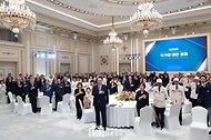 윤석열 대통령이 6일 청와대 영빈관에서 열린 국가유공자 및 보훈가족 초청 오찬에서 국기에 경례하고 있다.