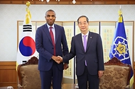 한덕수 국무총리가 5일 서울 종로구 정부서울청사에서 함자 압디 바레(Hamza Abdi Barre) 소말리아 총리와 악수하며 기념 촬영을 하고 있다.
