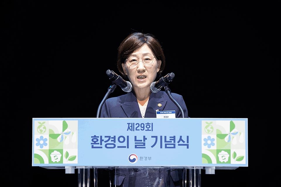 한화진 환경부 장관이 5일 경기 용인시 용인포은아트홀에서 열린 ‘제29회 환경의 날’ 기념식에서 기념사를 하고 있다. 