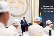 윤석열 대통령이 6일 청와대 영빈관에서 열린 국가유공자 및 보훈가족 초청 오찬에서 인사말을 하고 있다. 