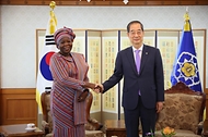 한덕수 국무총리가 5일 서울 종로구 정부서울청사에서 마리암 차비 탈라타 (Mariam Chabi Talata) 베냉 부통령과 양자회담에 앞서 악수하며 기념 촬영을 하고 있다.