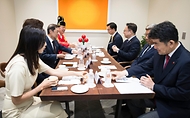 조규홍 보건복지부 장관이 3일(월) 오후 사랑의열매 사회복지공동모금회에서 열린 ‘희망여름 착!착!착! 나눔캠페인’ 출범식에서 참석자들과 인사를 나누고 있다.