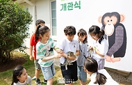 어린이들이 5일 서울 용산어린이정원에서 열린 ‘어린이 환경·생태 교육관’ 개관 행사에서 새끼 고양이들을 돌보고 있다. 
