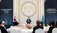윤석열 대통령이 6일 청와대 영빈관에서 열린 국가유공자 및 보훈가족 초청 오찬에서 인사말을 하고 있다. 