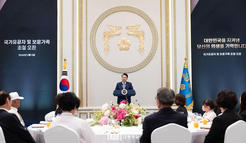 윤석열 대통령이 6일 청와대 영빈관에서 열린 국가유공자 및 보훈가족 초청 오찬에서 인사말을 하고 있다. 