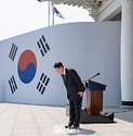 윤석열 대통령이 6일 서울 동작구 국립서울현충원에서 열린 ‘제69회 현충일 추념식’에서 추념사를 마친 뒤 인사하고 있다.