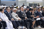 윤석열 대통령이 6일 서울 동작구 국립서울현충원에서 열린 ‘제69회 현충일 추념식’에서 영상을 시청하고 있다.