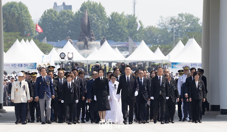 윤석열 대통령과 김건희 여사가 6일 서울 동작구 국립서울현충원에서 열린 ‘제69회 현충일 추념식’에서 현충탑을 참배하기 위해 이동하고 있다.